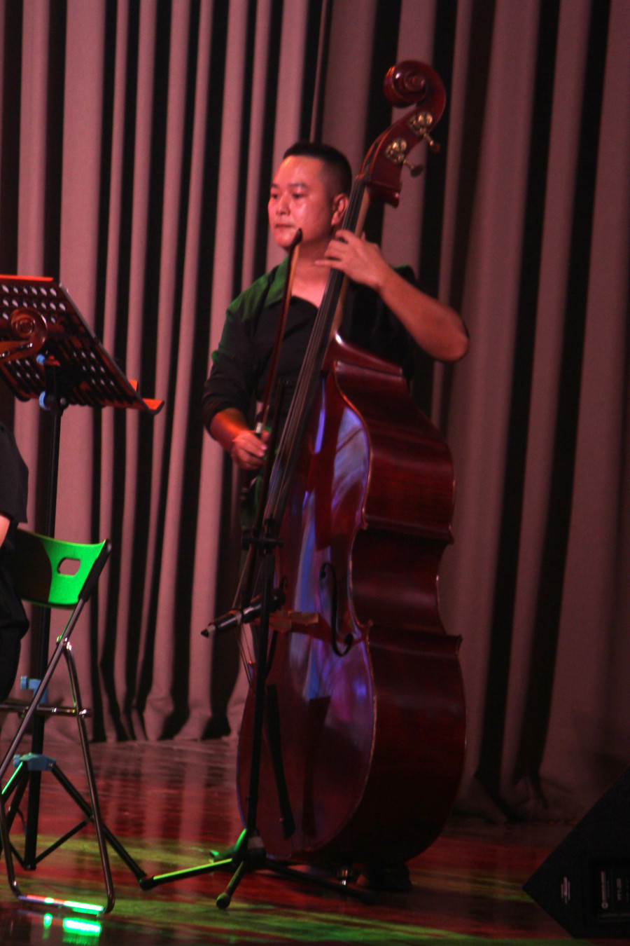 Một nhạc sĩ chơi Cello trong dàn nhạc.