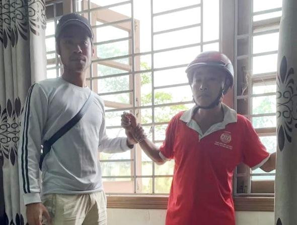 Đối tượng Đồng (phải) bị bắt.