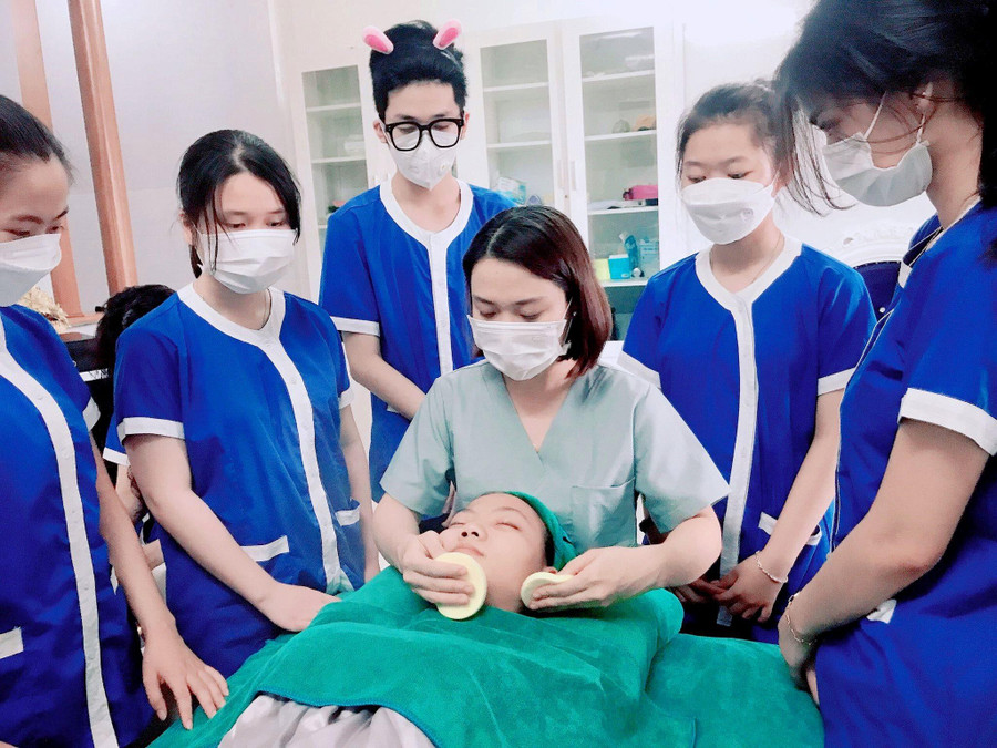 Nghề chăm sóc sắc đẹp. Nghề chăm sóc sắc đẹp.