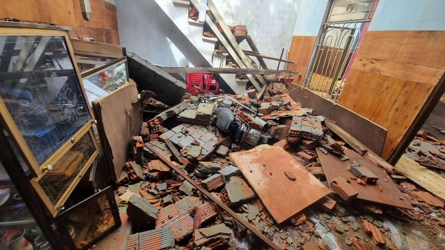 Bão khiến tường nhà của một hộ dân ở Quảng Ngãi đổ sập. Bão khiến tường nhà của một hộ dân ở Quảng Ngãi đổ sập.