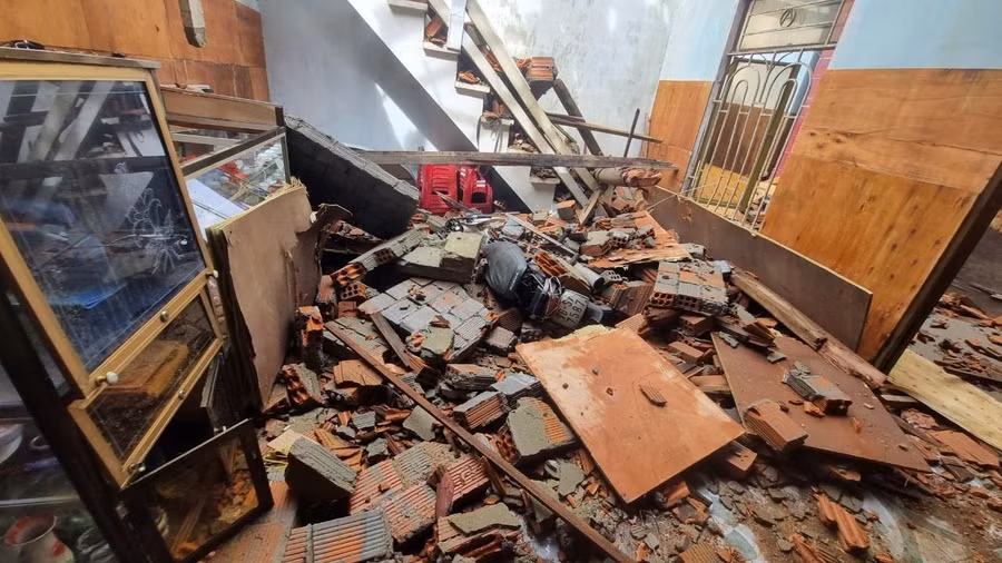 Bão khiến tường nhà của một hộ dân ở Quảng Ngãi đổ sập.