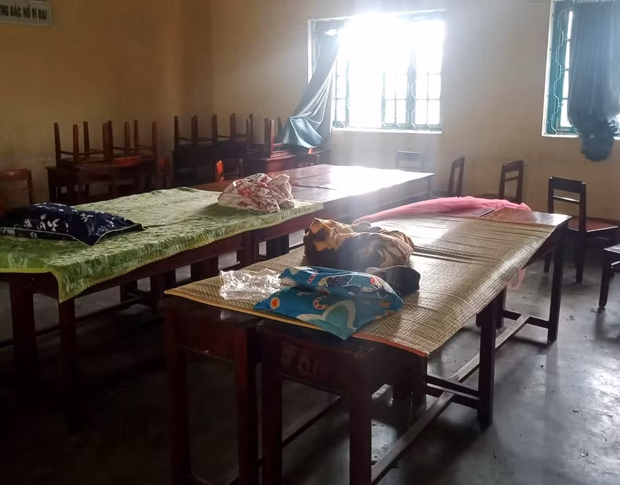 Các thầy kê chiếu lên các bàn làm chỗ ngủ qua những ngày lũ lụt.