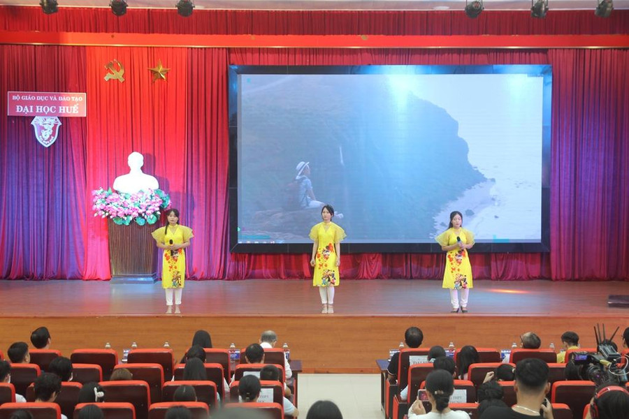 Văn nghệ chào mừng buổi lễ. Văn nghệ chào mừng buổi lễ.