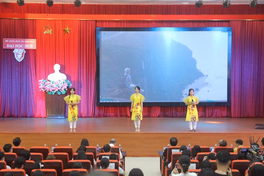 Văn nghệ chào mừng buổi lễ.