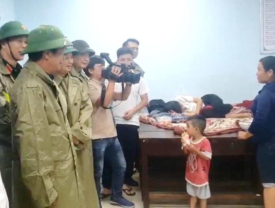 Phó Thủ tướng Lê Văn Thành kiểm tra các điểm tránh bão tại trường học tỉnh Thừa Thiên - Huế.