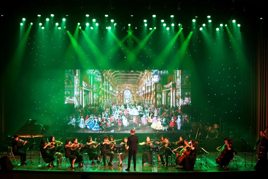 Hòa tấu bộ dây các tác phẩm nhà soạn nhạc nổi tiếng thế giới.