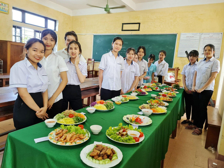 Các nữ sinh vui vẻ sau giờ học nấu ăn. Các nữ sinh vui vẻ sau giờ học nấu ăn.