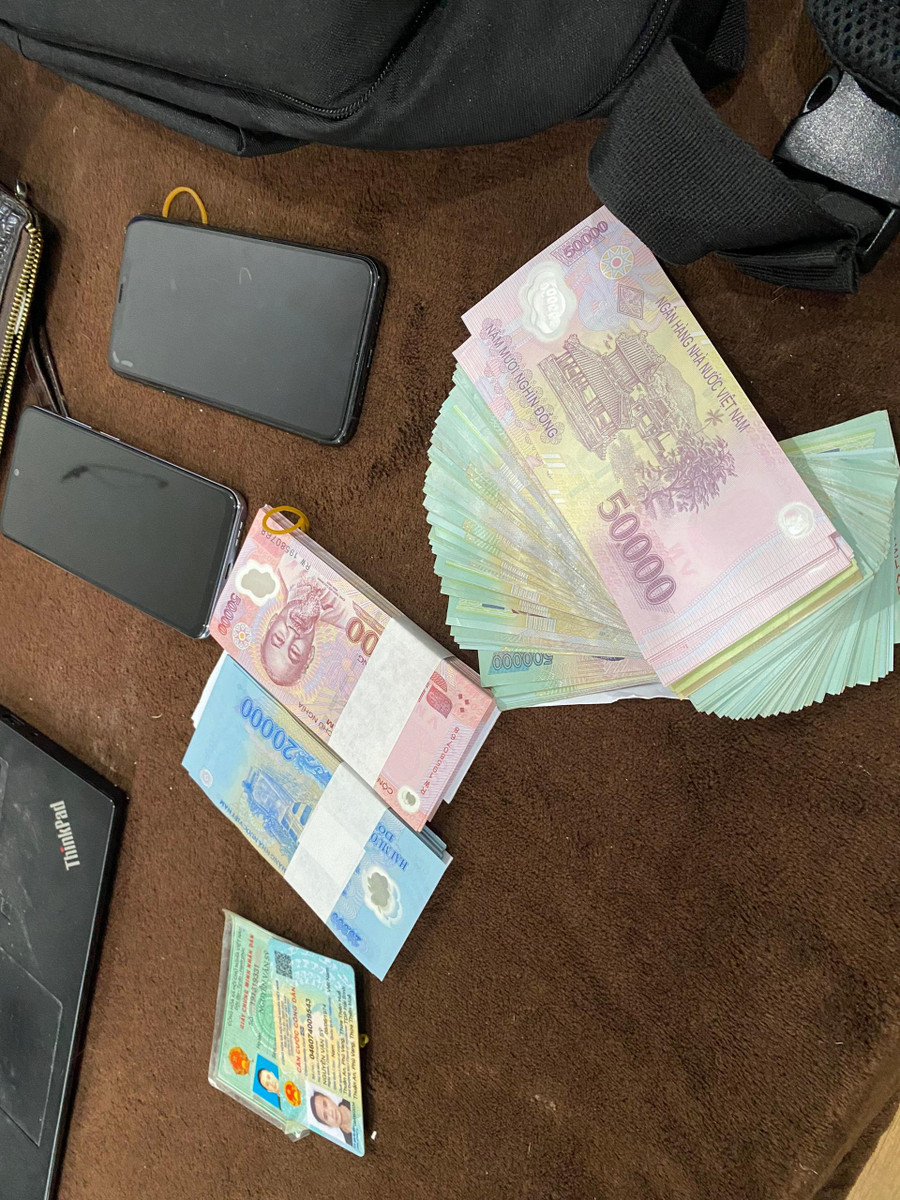 Nhiều tiền bạc tang chứng vụ án bị thu giữ. Nhiều tiền bạc tang chứng vụ án bị thu giữ.