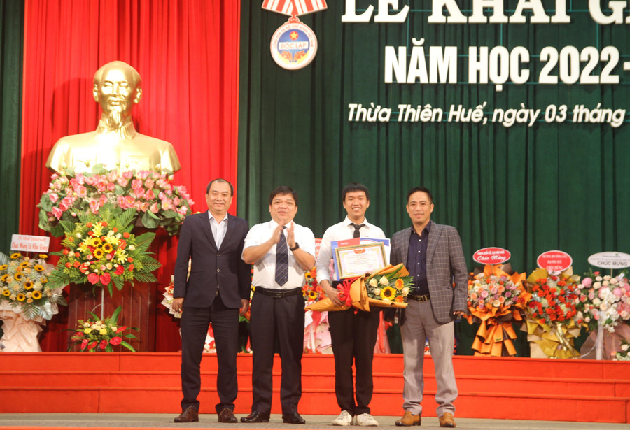 Thủ khoa Trường khóa 46 - em Trương Ngọc Hoàng (thứ 2 từ phải qua) với điểm số 28,2, ngành Truyền thông số, Khoa Báo chí truyền thông nhận phần thưởng của Trường và các nhà tài trợ. Thủ khoa Trường khóa 46 - em Trương Ngọc Hoàng (thứ 2 từ phải qua) với điểm số 28,2, ngành Truyền thông số, Khoa Báo chí truyền thông nhận phần thưởng của Trường và các nhà tài trợ.