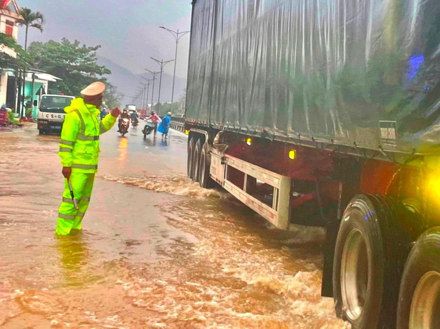 Mưa vẫn rất lớn trong sáng cùng ngày. Mưa vẫn rất lớn trong sáng cùng ngày.