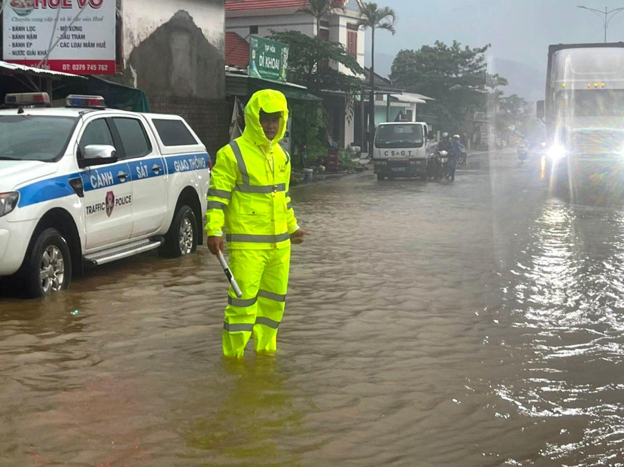 Mưa lớn khiến nhiều đoạn trên Quốc lộ 1 ngập 0,3-0,4m. Mưa lớn khiến nhiều đoạn trên Quốc lộ 1 ngập 0,3-0,4m.