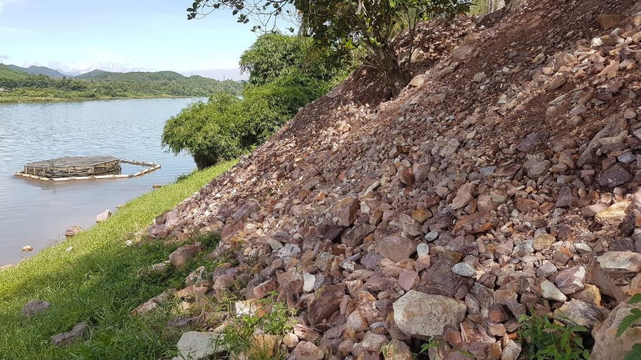 Đá có thể sạt trượt bất cứ lúc nào. Đá có thể sạt trượt bất cứ lúc nào.