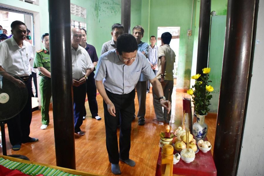 Ông Hoàng Hải Minh - Phó Chủ tịch UBND tỉnh Thừa Thiên - Huế cùng các ban ngành đến thắp hương chia buồn cùng gia đình.