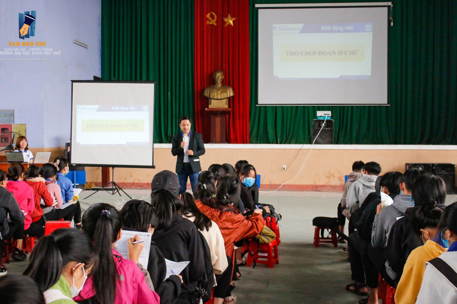 Một số doanh nghiệp giới thiệu việc làm tại trường cho học sinh cấp THPT. Một số doanh nghiệp giới thiệu việc làm tại trường cho học sinh cấp THPT.