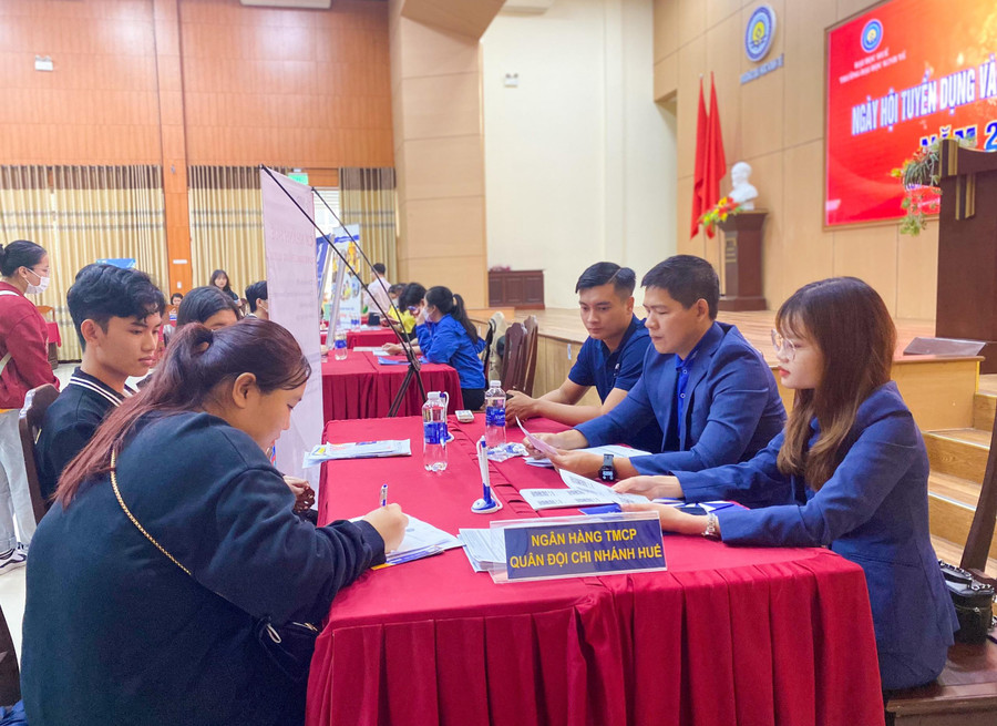 Ngân hàng MB Bank tư vấn cho sinh viên về việc làm tại đơn vị.