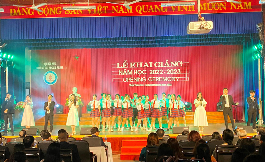 Tại lễ khai giảng trường Đại học Sư phạm, Đại học Huế, nhiều tiết mục văn nghệ đặc sắc với chủ đề về tình yêu quê hương đất nước, tuổi trẻ. Tại lễ khai giảng trường Đại học Sư phạm, Đại học Huế, nhiều tiết mục văn nghệ đặc sắc với chủ đề về tình yêu quê hương đất nước, tuổi trẻ.