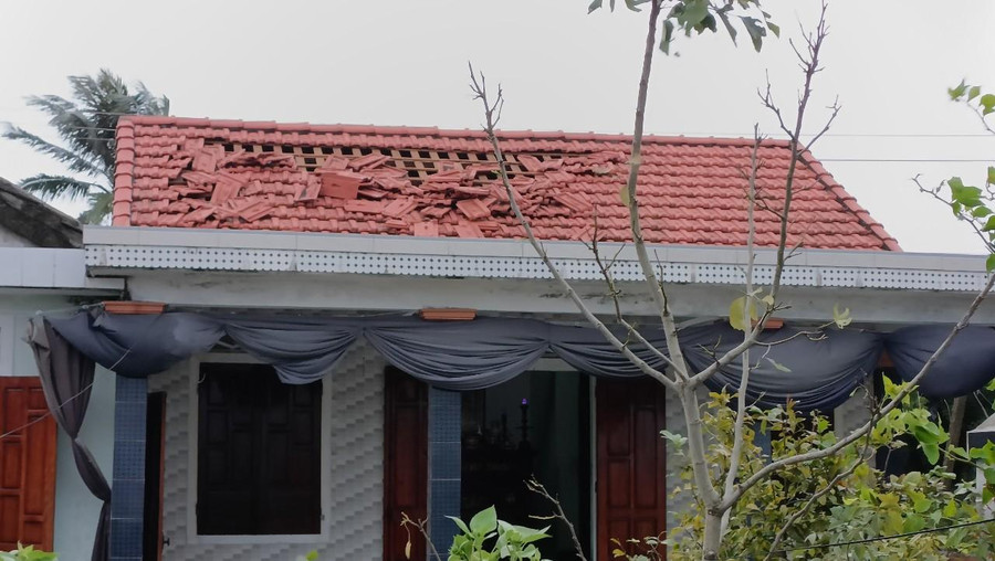 Một nhà dân tại thị xã Hương Trà mái ngói bị thổi bay khá nhiều. Một nhà dân tại thị xã Hương Trà mái ngói bị thổi bay khá nhiều.