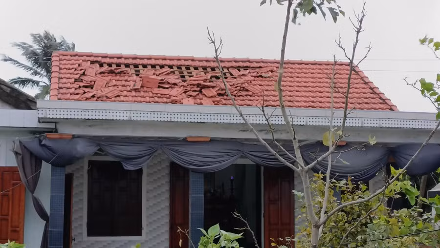 Một nhà dân tại thị xã Hương Trà mái ngói bị thổi bay khá nhiều.