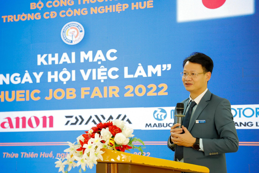 TS. Phạm Văn Quân – Hiệu trưởng Trường Cao đẳng Công nghiệp Huế chia sẻ tại Ngày hội việc làm.