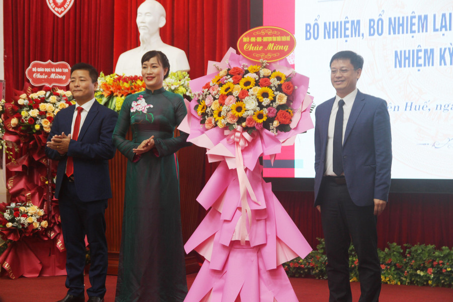 Ông Nguyễn Thanh Bình - Phó Chủ tịch UBND tỉnh Thừa Thiên - Huế thay mặt Tỉnh ủy, HĐND, UBND tỉnh tặng hoa chúc mừng 2 Phó Giám đốc Đại học Huế. Ông Nguyễn Thanh Bình - Phó Chủ tịch UBND tỉnh Thừa Thiên - Huế thay mặt Tỉnh ủy, HĐND, UBND tỉnh tặng hoa chúc mừng 2 Phó Giám đốc Đại học Huế.