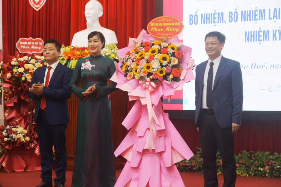 Ông Nguyễn Thanh Bình - Phó Chủ tịch UBND tỉnh Thừa Thiên - Huế thay mặt Tỉnh ủy, HĐND, UBND tỉnh tặng hoa chúc mừng 2 Phó Giám đốc Đại học Huế.