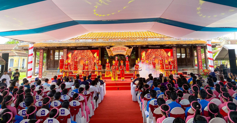 Văn nghệ chào mừng đậm đà bản sắc dân tộc.