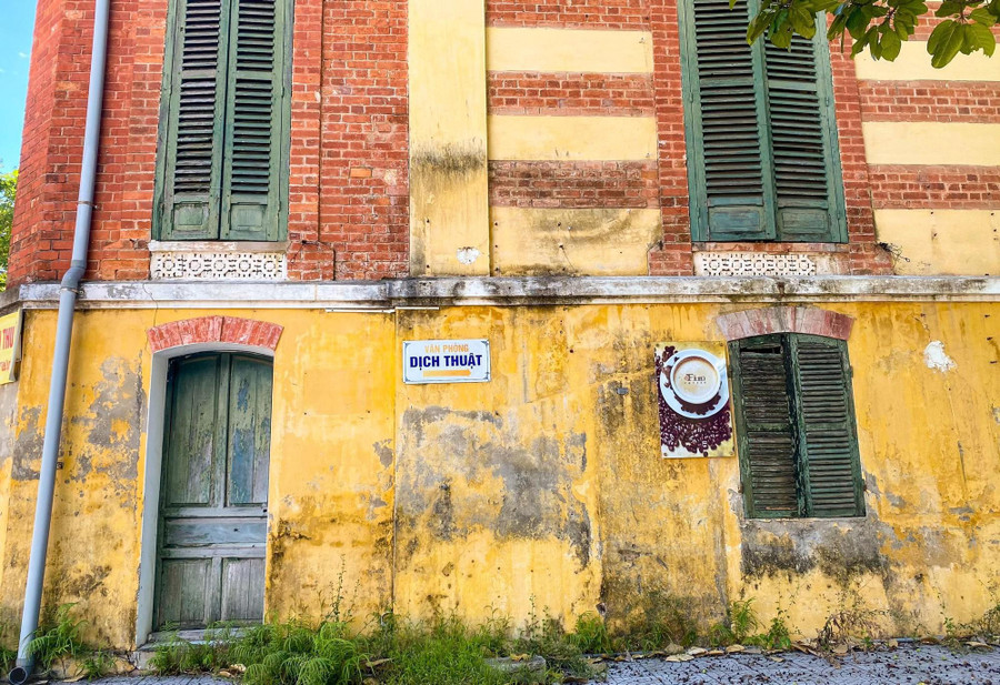 Dư luận rất hoan nghênh cách làm của lãnh đạo tỉnh Thừa Thiên - Huế và TP Huế trước việc di dời ngôi biệt thự Pháp 100 năm tuổi chứ không dỡ bỏ (Ảnh: Hoàng Hải). Dư luận rất hoan nghênh cách làm của lãnh đạo tỉnh Thừa Thiên - Huế và TP Huế trước việc di dời ngôi biệt thự Pháp 100 năm tuổi chứ không dỡ bỏ (Ảnh: Hoàng Hải).