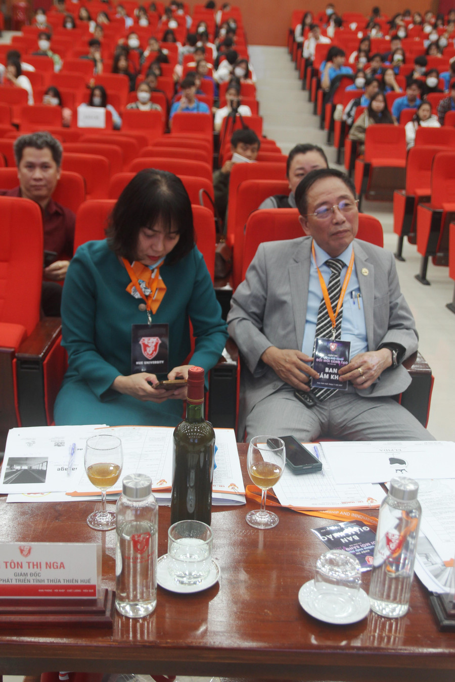 Sản phẩm rượu vang Sim của nhóm đề tài mời Ban giám khảo uống thử nghiệm.