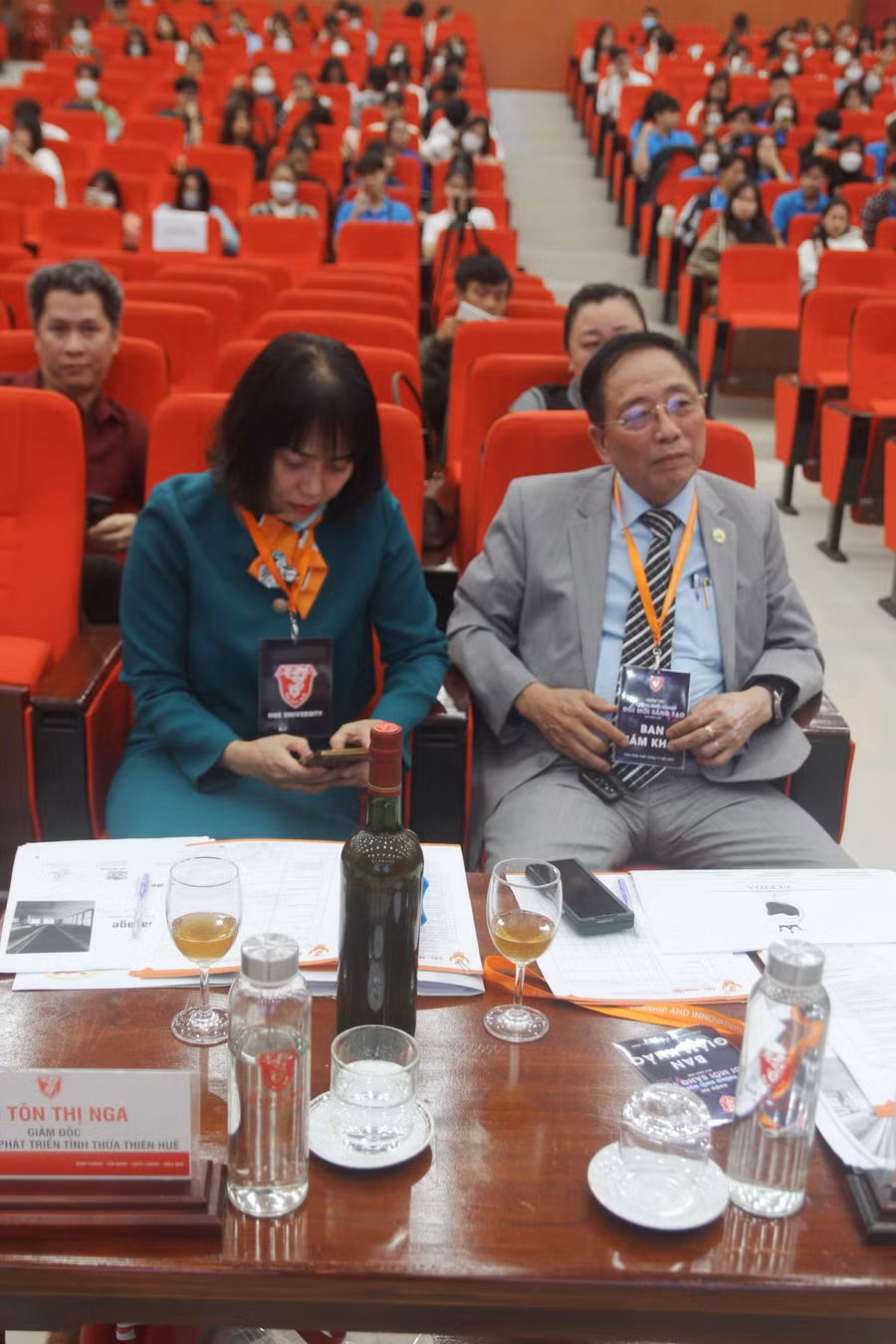 Sản phẩm rượu vang Sim của nhóm đề tài mời Ban giám khảo uống thử nghiệm.