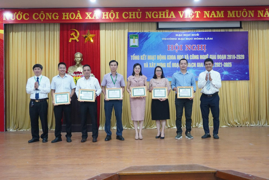 Khen thưởng các nhà khoa học có giờ chuẩn nghiên cứu khoa học cao nhất năm học 2021-2022. Khen thưởng các nhà khoa học có giờ chuẩn nghiên cứu khoa học cao nhất năm học 2021-2022.