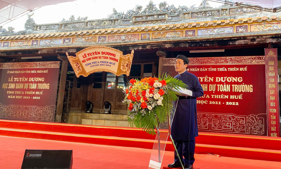 Ông Nguyễn Văn Phương – Chủ tịch UBND tỉnh Thừa Thiên – Huế phát biểu tại lễ tuyên dương học sinh danh dự toàn trường năm học 2021-2022.