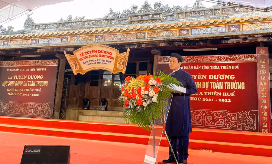 Ông Nguyễn Văn Phương – Chủ tịch UBND tỉnh Thừa Thiên – Huế phát biểu tại lễ tuyên dương học sinh danh dự toàn trường năm học 2021-2022.