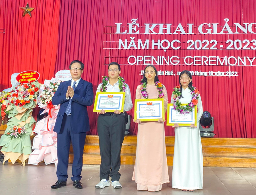 PGS.TS Lê Anh Phương chúc mừng và tặng giấy khen cho 3 sinh viên đồng thủ khoa toàn trường với 28,75 điểm. PGS.TS Lê Anh Phương chúc mừng và tặng giấy khen cho 3 sinh viên đồng thủ khoa toàn trường với 28,75 điểm.