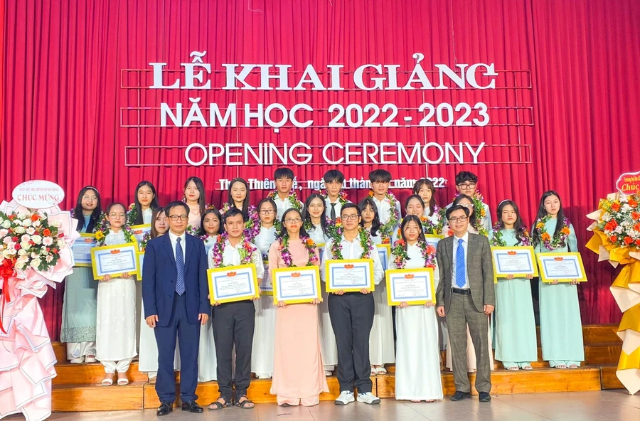 Lãnh đạo trường Đại học Sư phạm, Đại học Huế trao tặng giấy khen cho các tân sinh viên thủ khoa ngành, thủ khoa trường.