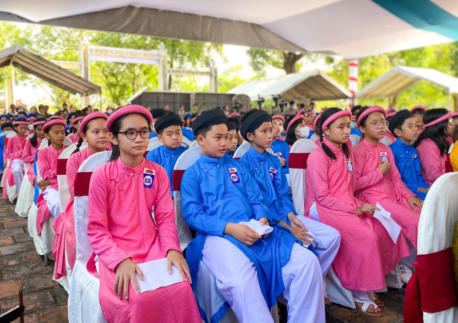 Học sinh mặc áo dài tham dự lễ tuyên dương.