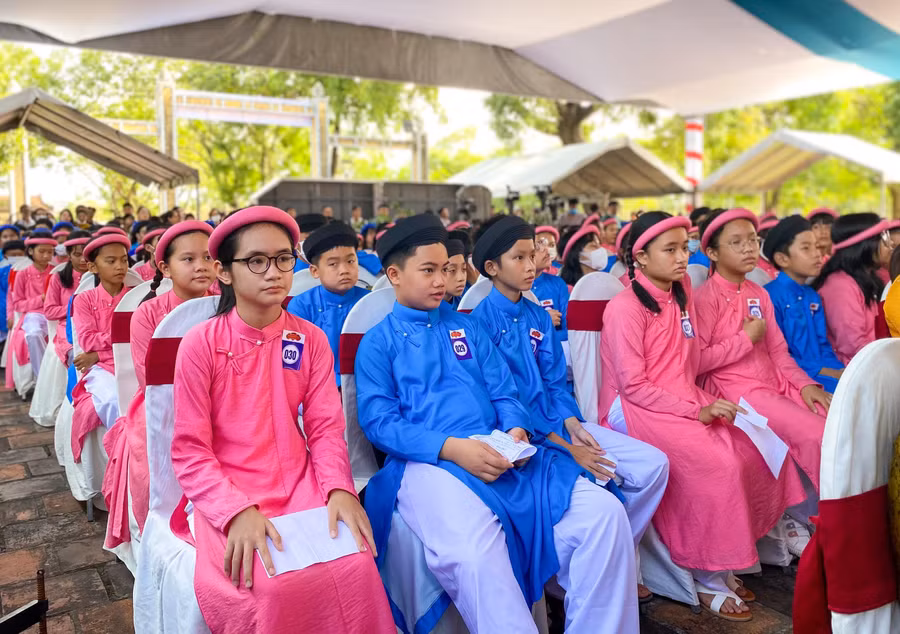 Học sinh mặc áo dài tham dự lễ tuyên dương.