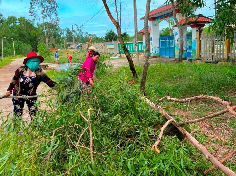 Các cô giáo tại Thừa Thiên - Huế dọn cây đổ gãy trước trường. Các cô giáo tại Thừa Thiên - Huế dọn cây đổ gãy trước trường.