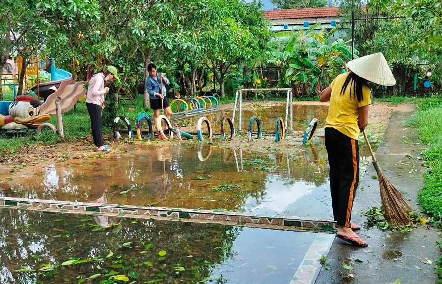 Ngành Giáo dục huyện Phú Lộc đang khẩn trương dọn dẹp lại trường lớp chiều 28/9 chuẩn bị đón học sinh vào học. Ngành Giáo dục huyện Phú Lộc đang khẩn trương dọn dẹp lại trường lớp chiều 28/9 chuẩn bị đón học sinh vào học.