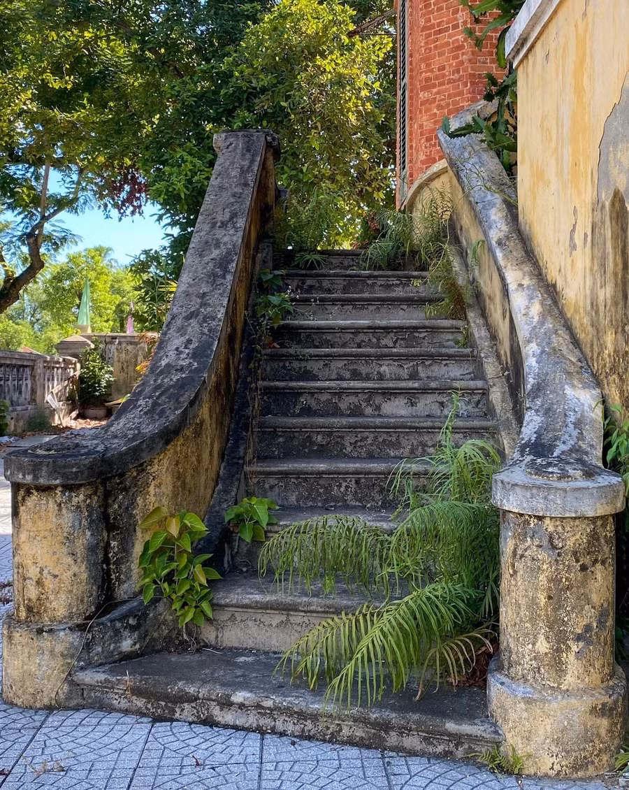 Việc di dời sẽ gặp không ít khó khăn vì ngôi biệt thự đã có tuổi đời rất lớn.