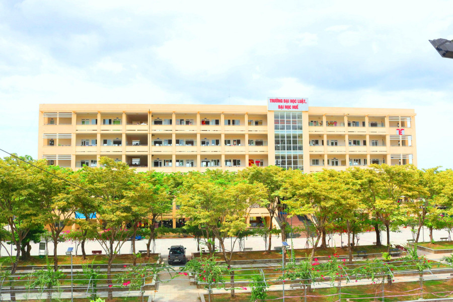 Khu thể thao của Nhà trường được chú trọng với 4 sân bóng đá, 3 sân bóng chuyền, bóng rổ, tennis. Khu thể thao của Nhà trường được chú trọng với 4 sân bóng đá, 3 sân bóng chuyền, bóng rổ, tennis.