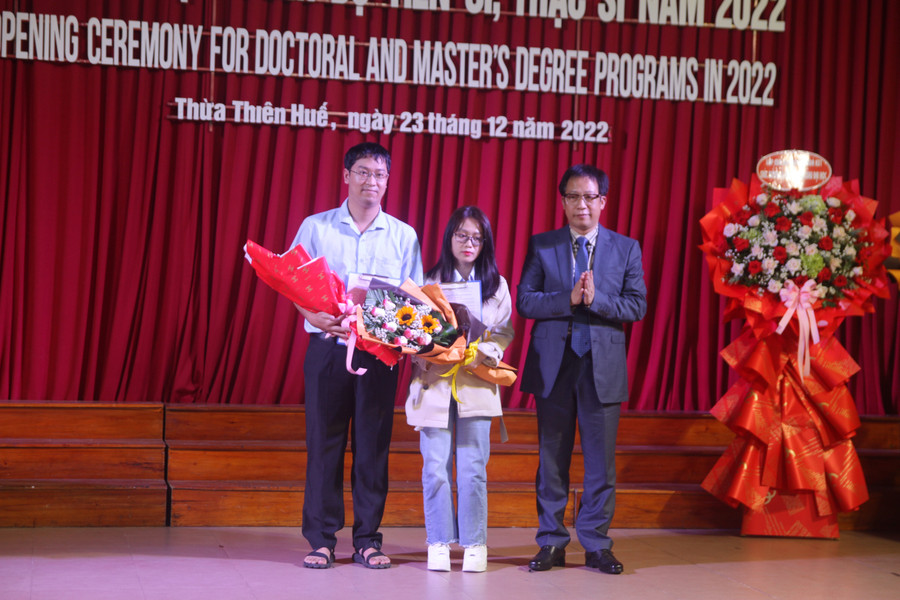 Tặng hoa cho các học viên theo học thạc sĩ tại Trường ĐH Sư phạm, ĐH Huế. Tặng hoa cho các học viên theo học thạc sĩ tại Trường ĐH Sư phạm, ĐH Huế.