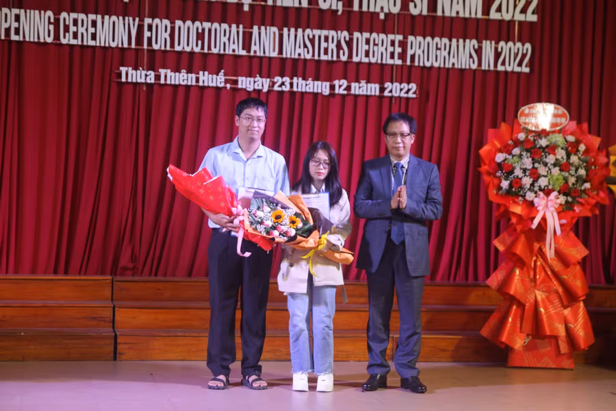 Tặng hoa cho các học viên theo học thạc sĩ tại Trường ĐH Sư phạm, ĐH Huế.