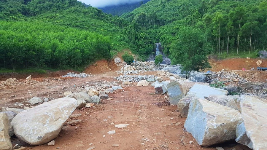 Khu đồi thuộc diện tích rừng trồng của ông Nguyễn Thanh Bình đã được chủ nhân tự ý bạt đồi không xin phép cơ quan chức năng. Khu đồi thuộc diện tích rừng trồng của ông Nguyễn Thanh Bình đã được chủ nhân tự ý bạt đồi không xin phép cơ quan chức năng.