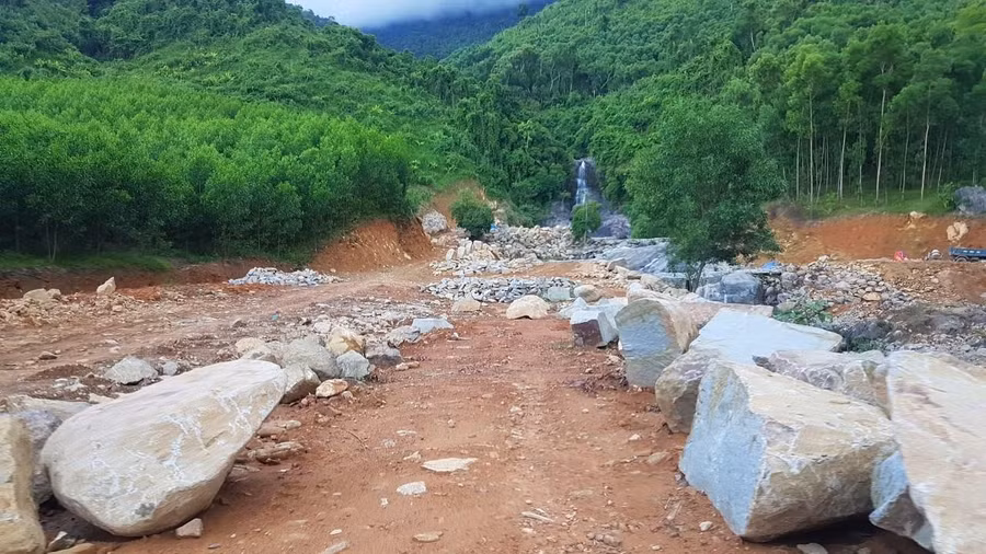 Khu đồi thuộc diện tích rừng trồng của ông Nguyễn Thanh Bình đã được chủ nhân tự ý bạt đồi không xin phép cơ quan chức năng.