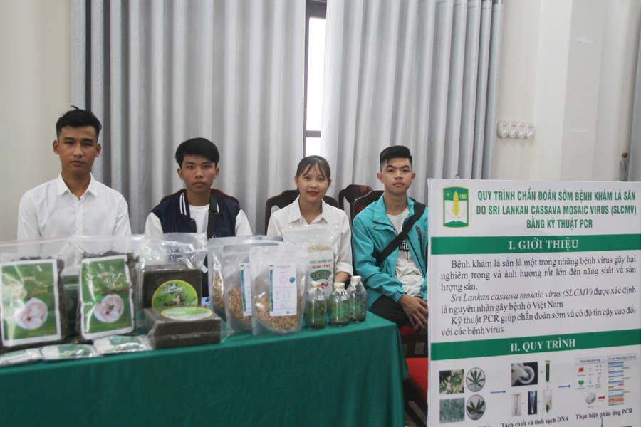 Sản phẩm khoa học của nhà trường phục vụ ngành Nông lâm nghiệp được triển lãm tại Hội nghị. Sản phẩm khoa học của nhà trường phục vụ ngành Nông lâm nghiệp được triển lãm tại Hội nghị.