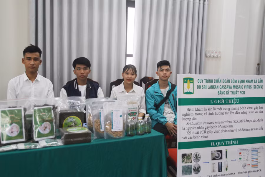 Sản phẩm khoa học của nhà trường phục vụ ngành Nông lâm nghiệp được triển lãm tại Hội nghị.