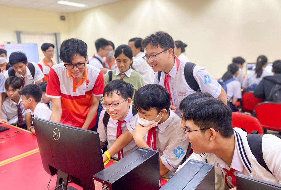 Các học sinh thích thú được thấy nhiều kiến thức thực tế. Các học sinh thích thú được thấy nhiều kiến thức thực tế.