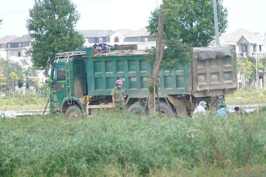 Chiếc xe ben "hung thần" gây ra 4 người chết thảm. Tài xế xe tải đã bị bắt giam ngay trong sáng 26/11. Chiếc xe ben "hung thần" gây ra 4 người chết thảm. Tài xế xe tải đã bị bắt giam ngay trong sáng 26/11.