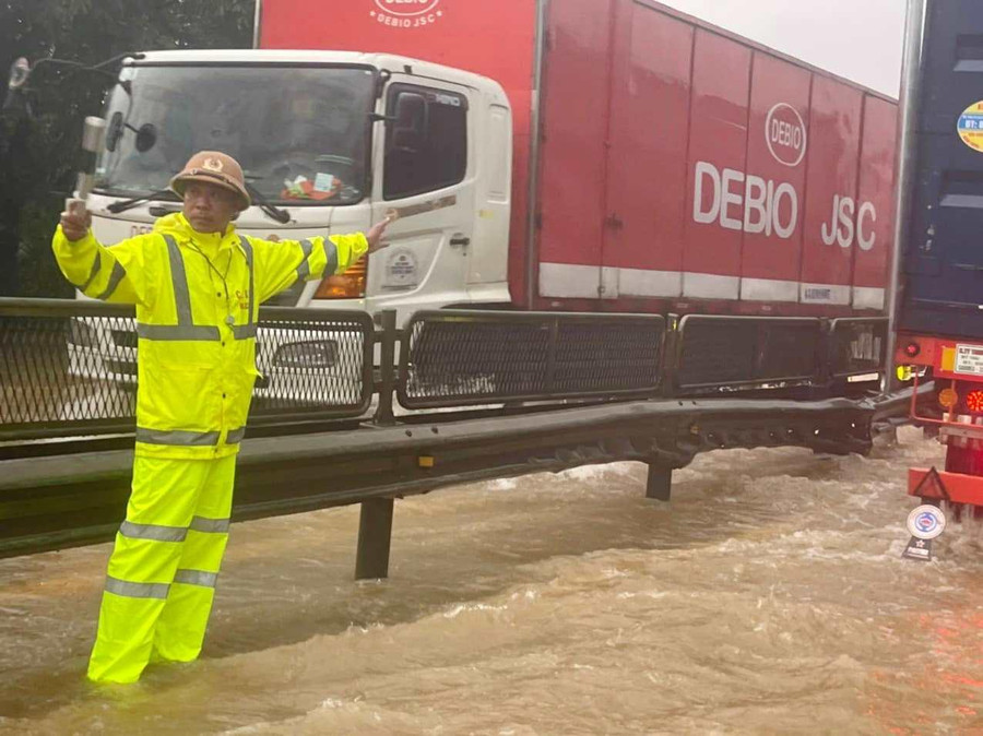 Nước lũ tràn về từ thượng nguồn qua Quốc lộ 1 đoạn xã Lộc Trì, huyện Phú Lộc vào 1h sáng 10/10. Nước lũ tràn về từ thượng nguồn qua Quốc lộ 1 đoạn xã Lộc Trì, huyện Phú Lộc vào 1h sáng 10/10.