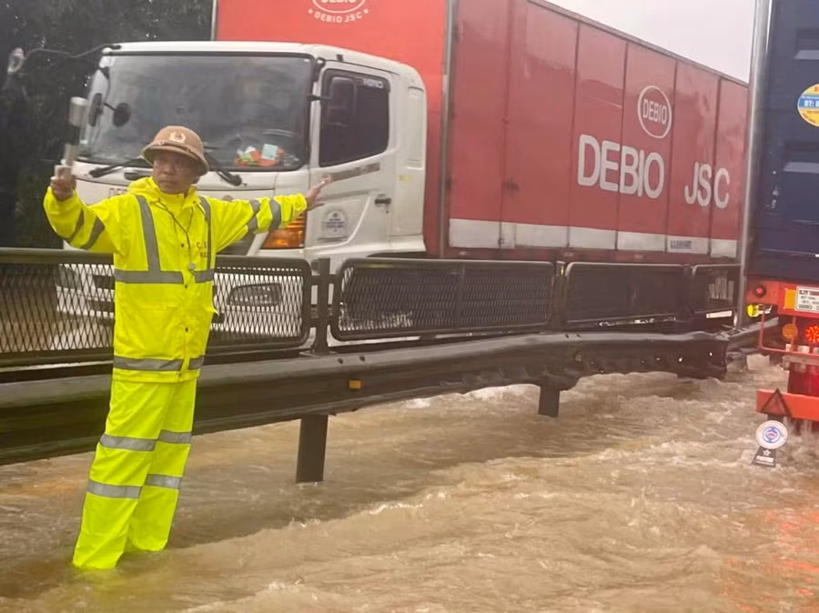 Nước lũ tràn về từ thượng nguồn qua Quốc lộ 1 đoạn xã Lộc Trì, huyện Phú Lộc vào 1h sáng 10/10.